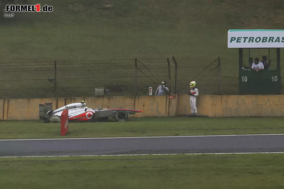 Nicht so gut kommt Sergio Perez mit den Bedingungen zurecht. Der Mexikaner fliegt in Q2 ab und landet mit seinem McLaren in der Mauer. Foto zur News: Nicht so gut kommt Sergio Perez mit den Bedingungen zurecht. Der Mexikaner fliegt in Q2 ab und landet mit seinem McLaren in der Mauer.