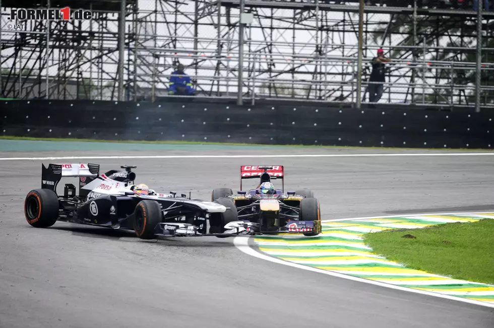 Mehrere Fahrer werden sich an diesem Sonntag nicht über die Vorfahrt einig. Hier geraten Pastor Maldonado und Jean-Eric Vergne im Senna-S aneinander. Foto zur News: Mehrere Fahrer werden sich an diesem Sonntag nicht über die Vorfahrt einig. Hier geraten Pastor Maldonado und Jean-Eric Vergne im Senna-S aneinander.