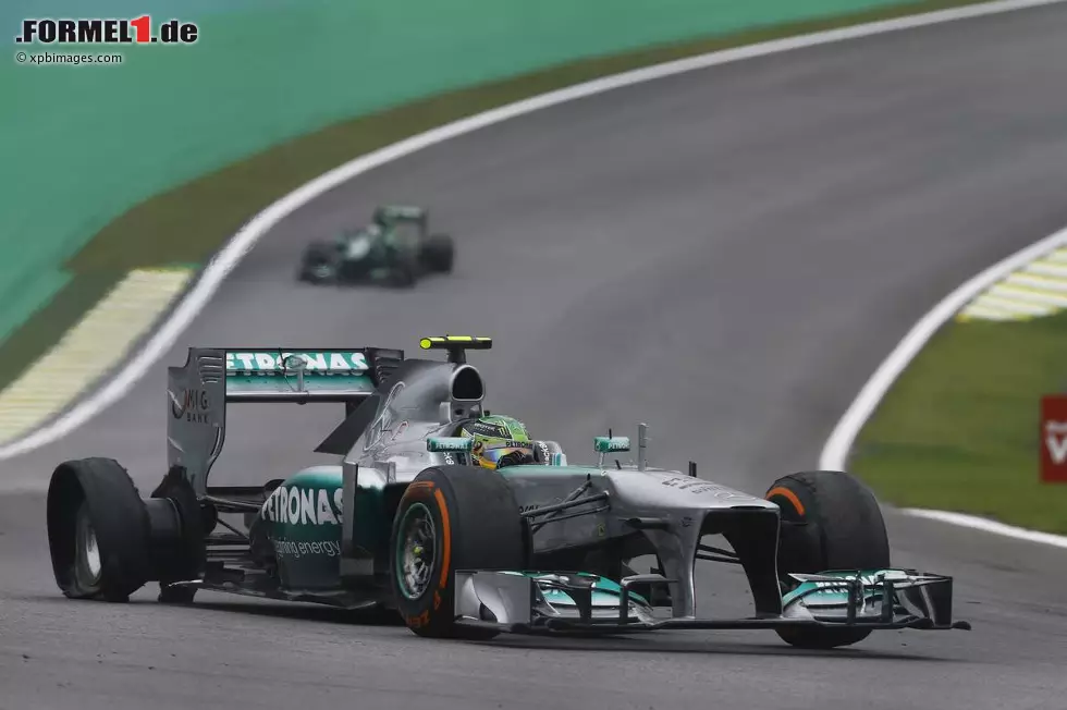 Zuvor war schon Valtteri Bottas bei dem Versuch, sich gegen Lewis Hamilton zurückzurunden, mit dem Mercedes kollidiert, was für beide Fahrer einen Reifenschaden zur Folge hat. Foto zur News: Zuvor war schon Valtteri Bottas bei dem Versuch, sich gegen Lewis Hamilton zurückzurunden, mit dem Mercedes kollidiert, was für beide Fahrer einen Reifenschaden zur Folge hat.