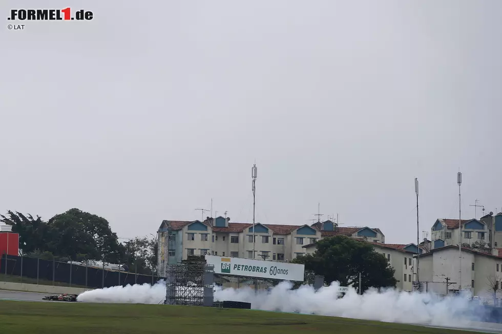 Offensichtlich ist der Ausfallgrund von Lotus-Pilot Romain Grosjean. Der Renault-Motor haucht spektakulär sein Leben aus. Es wird nicht der letzte französische V8 sein, der an diesem Tag über die Wupper geht. Foto zur News: Offensichtlich ist der Ausfallgrund von Lotus-Pilot Romain Grosjean. Der Renault-Motor haucht spektakulär sein Leben aus. Es wird nicht der letzte französische V8 sein, der an diesem Tag über die Wupper geht.