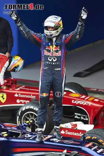An der Spitze fährt Sebastian Vettel ungefährdet zum Sieg. Damit stellt der Deutsche zwei Formel-1-Rekorde ein. Es ist sein neunter Sieg in Folge, was zuvor nur Alberto Ascari saisonübergreifend in den Jahren 1952/53 gelungen war. Zudem ist es sein 13. Saisonsieg, womit Vettel den Rekord von Michael Schumacher aus dem Jahr 2004 einstellt. Foto zur News: An der Spitze fährt Sebastian Vettel ungefährdet zum Sieg. Damit stellt der Deutsche zwei Formel-1-Rekorde ein. Es ist sein neunter Sieg in Folge, was zuvor nur Alberto Ascari saisonübergreifend in den Jahren 1952/53 gelungen war. Zudem ist es sein 13. Saisonsieg, womit Vettel den Rekord von Michael Schumacher aus dem Jahr 2004 einstellt.