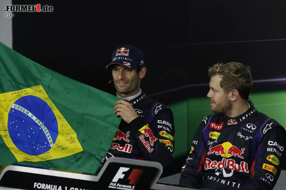 Bei der Pressekonferenz überreicht ihm Formel-1-Boss Bernie Ecclestone persönlich ein ganz besonderes Abschiedsgeschenk: Eine brasilianische Flagge, auf der all seine Fahrerkollegen unterschrieben haben. Foto zur News: Bei der Pressekonferenz überreicht ihm Formel-1-Boss Bernie Ecclestone persönlich ein ganz besonderes Abschiedsgeschenk: Eine brasilianische Flagge, auf der all seine Fahrerkollegen unterschrieben haben.