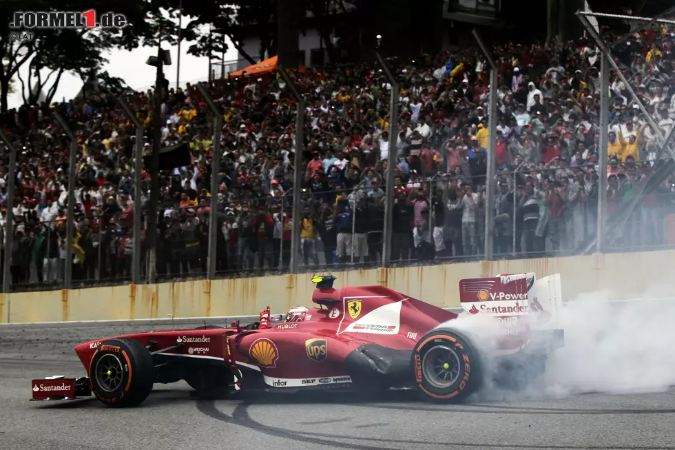Auch für Felipe Massa endet eine Ära, es ist sein letztes Rennen für Ferrari, was er nach der Zieldurchfahrt mit einigen Donuts feiert. Im Rennen hatte sich der Brasilianer zuvor noch über die Rennkommissare aufgeregt, die ihm wegen des Überfahrens der weißen Linie am Boxeneingang eine umstrittene Durchfahrtstrafe aufbrummten. "Die Kommissare glauben, sie können sich alles erlauben", schimpft er anschließend. Foto zur News: Auch für Felipe Massa endet eine Ära, es ist sein letztes Rennen für Ferrari, was er nach der Zieldurchfahrt mit einigen Donuts feiert. Im Rennen hatte sich der Brasilianer zuvor noch über die Rennkommissare aufgeregt, die ihm wegen des Überfahrens der weißen Linie am Boxeneingang eine umstrittene Durchfahrtstrafe aufbrummten. "Die Kommissare glauben, sie können sich alles erlauben", schimpft er anschließend.