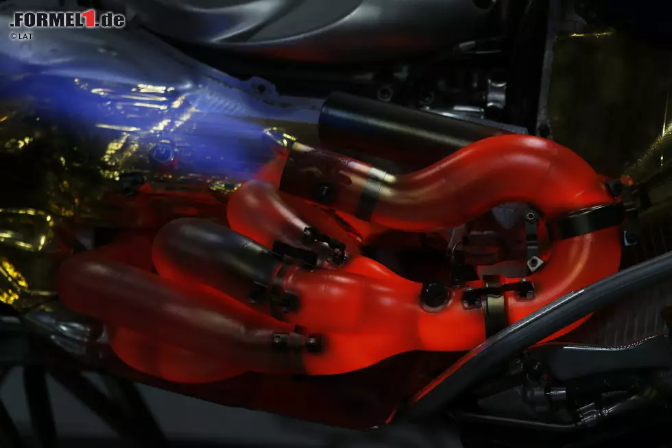 Nach dem Rennen dürfen die Renault-Techniker dann das machen, was Jungs gerne tun: Dinge kaputtmachen. Da die V8-Motoren nach diesem Rennen ohnehin in die Tonne wandern und durch die V6-Turbomotoren ersetzt werden, dreht man sie bei Caterham und Red Bull so lange hoch, bis sie ihren Geist aufgeben. Foto zur News: Nach dem Rennen dürfen die Renault-Techniker dann das machen, was Jungs gerne tun: Dinge kaputtmachen. Da die V8-Motoren nach diesem Rennen ohnehin in die Tonne wandern und durch die V6-Turbomotoren ersetzt werden, dreht man sie bei Caterham und Red Bull so lange hoch, bis sie ihren Geist aufgeben.