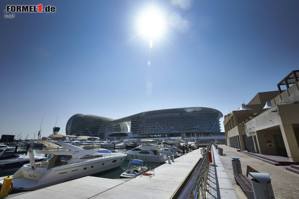 Foto zur News: Heiß war der Grand Prix 2013 in Abu Dhabi vor allem wegen der äußeren Bedingungen. Im Rennen lässt Weltmeister Vettel der Konkurrenz einmal mehr keine Chance.