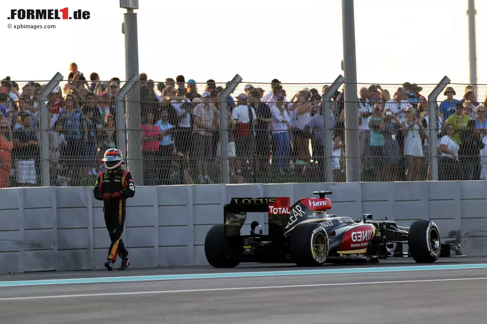 Das hat Folgen: Gleich in der ersten Runde gerät Räikkönen mit einem Caterham aneinander und muss seinen Lotus abstellen. Der "Iceman" ist restlos bedient und verschwindet fluchtartig Richtung Flughafen. Foto zur News: Das hat Folgen: Gleich in der ersten Runde gerät Räikkönen mit einem Caterham aneinander und muss seinen Lotus abstellen. Der "Iceman" ist restlos bedient und verschwindet fluchtartig Richtung Flughafen.