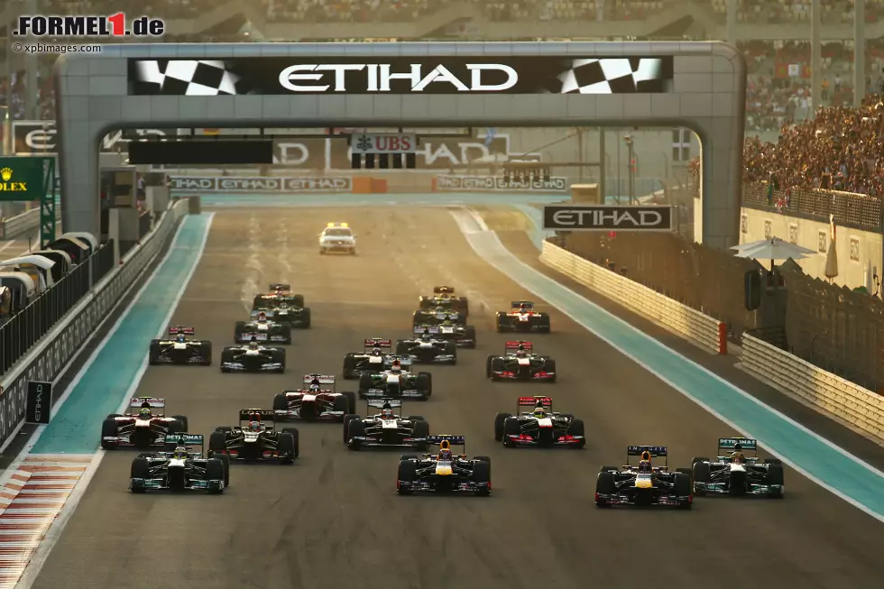 Zurück zur Spitze: Dort fällt die Vorentscheidung über den Sieg schon auf den ersten Metern. Vettel startet besser als Webber und zieht an seinem Teamkollegen vorbei. Und dann ward der Deutsche bald nicht mehr gesehen. Foto zur News: Zurück zur Spitze: Dort fällt die Vorentscheidung über den Sieg schon auf den ersten Metern. Vettel startet besser als Webber und zieht an seinem Teamkollegen vorbei. Und dann ward der Deutsche bald nicht mehr gesehen.