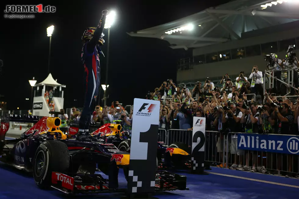 Vettel zieht einsam seine Kreise und hat das Rennen jederzeit im Griff. Nach 55 Runden überquert er mit mehr als einer halben Minute Vorsprung die Zielline. Foto zur News: Vettel zieht einsam seine Kreise und hat das Rennen jederzeit im Griff. Nach 55 Runden überquert er mit mehr als einer halben Minute Vorsprung die Zielline.