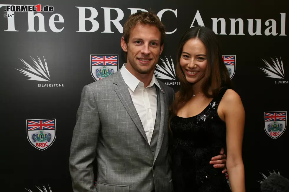 Foto zur News: Jenson Button: Der Brite gilt in einer heutzutage von PR-Strategen bestimmten Formel 1 als der letzte Playboy, was vor allem an wechselnden Liebschaften zu Beginn seiner Karriere liegt. Ist aber mittlerweile solide geworden und war von 2009 bis 2015 beim japanisch-argentinischen Unterwäsche-Model Jessica Michibata in festen Händen. Danach verlobte er sich mit Brittny Ward und hat mit ihr zwei Kinder.