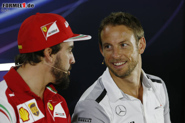 Foto zur News: Den ersten Lacher des Wochenendes hat Jenson Button auf seiner Seite. Weil Fernando Alonso immer noch ein Staatsgeheimnis daraus macht, wo er 2015 fahren wird, obwohl längst alle wissen, dass er sich mit McLaren einig ist, fragt ihn ein Journalist: "Wen wünschst du dir als Teamkollege, Fernando?" Der lächelt nur verlegen - worauf ihm Button den Arm um die Schulter legt und sagt: "Lass dir Zeit, mein Lieber, lass dir Zeit..."