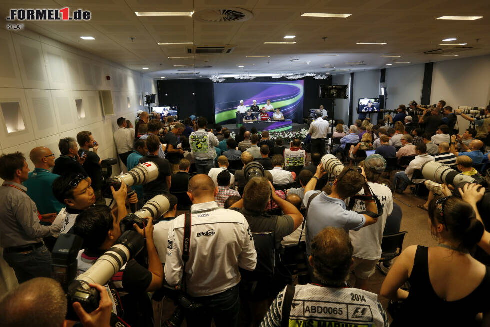 Foto zur News: Weil am Donnerstag a) der Wechsel von Sebastian Vettel zu Ferrari endlich bekannt gegeben wird und die beiden Titelrivalen Lewis Hamilton und Nico Rosberg in der FIA-Pressekonferenz sitzen, ist der PK-Saal zum Bersten voll.