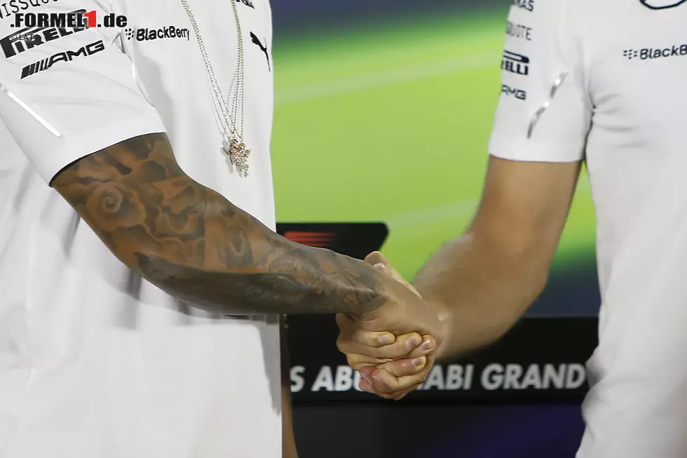 Foto zur News: Spürbare Spannung beim Shakehands der Titelrivalen: Rosberg gibt Hamilton die Hand, der starrt diese aber zunächst nur hilflos an, als wisse er nicht, was er damit tun soll. Schlussendlich klappt&#039;s dann doch noch mit der netten Geste für die Fotografen. Aber Hamilton wirkt in diesem Moment nicht wie der Souveränere der beiden.