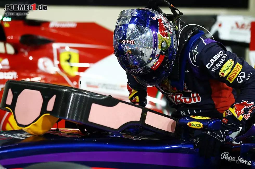 Tuttosport (Italien): "Hamilton hat von Anfang an klar gemacht, dass dies sein Rennen war. Er hat Rosberg in Schach gehalten. Sechs Jahre nach dem ersten Titel ist er wieder der König der Formel 1. Ferrari muss wieder eine schwere Enttäuschung hinnehmen. Das Team aus Maranello zeigt kein Signal des Erwachens. Nun hofft es für den Neubeginn auf Sebastian Vettel." Foto zur News: Tuttosport (Italien): "Hamilton hat von Anfang an klar gemacht, dass dies sein Rennen war. Er hat Rosberg in Schach gehalten. Sechs Jahre nach dem ersten Titel ist er wieder der König der Formel 1. Ferrari muss wieder eine schwere Enttäuschung hinnehmen. Das Team aus Maranello zeigt kein Signal des Erwachens. Nun hofft es für den Neubeginn auf Sebastian Vettel."