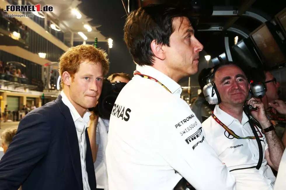 Corriere della Sera (Italien): "Von Rosberg bis zu Prinz Harry: Jeder verbeugt sich vor König Lewis. Rosbergs Schlachtplan ist gescheitert: Schon vom Start an war nichts zu machen. Alonso und Vettel verabschieden sich von ihren Teams. Für die beiden hat die Zukunft bereits begonnen." Foto zur News: Corriere della Sera (Italien): "Von Rosberg bis zu Prinz Harry: Jeder verbeugt sich vor König Lewis. Rosbergs Schlachtplan ist gescheitert: Schon vom Start an war nichts zu machen. Alonso und Vettel verabschieden sich von ihren Teams. Für die beiden hat die Zukunft bereits begonnen."