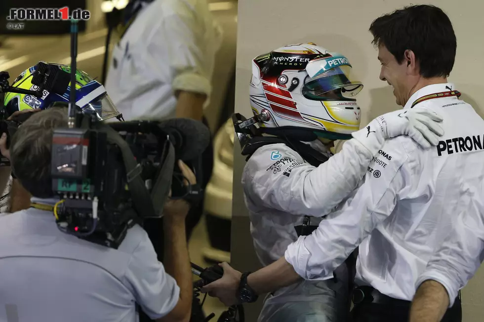 Sport (Spanien): "Hamilton zweimaliger Weltmeister! Mercedes regiert wieder, von Fangio bis Hamilton. Der deutsche Rennstall hat das Tempo der WM bestimmt, so wie damals mit dem Argentinier in den legendären 1950er-Jahren. Es gibt keine Diskussion: Wer die meisten Rennen gewinnt, hat auch den Titel verdient. Es war eine perfekte Saison des Briten. Rosberg ging nach dem Sommer immer mehr die Luft aus." Foto zur News: Sport (Spanien): "Hamilton zweimaliger Weltmeister! Mercedes regiert wieder, von Fangio bis Hamilton. Der deutsche Rennstall hat das Tempo der WM bestimmt, so wie damals mit dem Argentinier in den legendären 1950er-Jahren. Es gibt keine Diskussion: Wer die meisten Rennen gewinnt, hat auch den Titel verdient. Es war eine perfekte Saison des Briten. Rosberg ging nach dem Sommer immer mehr die Luft aus."