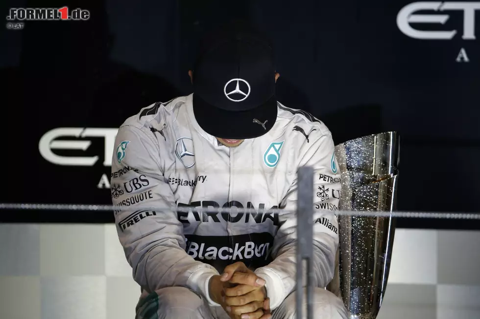 The Guardian (Großbritannien): "Als der Grand Prix zu Ende war und das Schreien und Weinen und das Feuerwerk begann, schien alles und jeder im Schatten zu stehen: Die hellen Lichter ließen nur den Helden des Tages erstrahlen. Für Lewis Hamilton hätte sich wohl ein finsterer Abgrund aufgetan, wenn er den Titel nach dieser dominanten Saison doch nicht gewonnen hätte." Foto zur News: The Guardian (Großbritannien): "Als der Grand Prix zu Ende war und das Schreien und Weinen und das Feuerwerk begann, schien alles und jeder im Schatten zu stehen: Die hellen Lichter ließen nur den Helden des Tages erstrahlen. Für Lewis Hamilton hätte sich wohl ein finsterer Abgrund aufgetan, wenn er den Titel nach dieser dominanten Saison doch nicht gewonnen hätte."