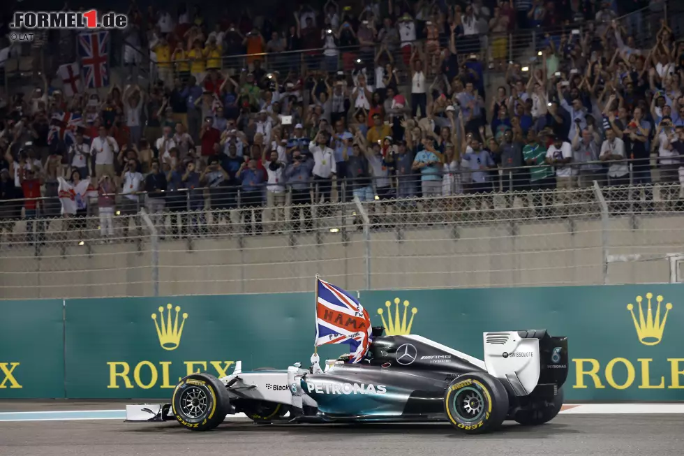 Blick (Schweiz): "Blitz-Titel für Hamilton. Es war die schnellste WM-Entscheidung aller Zeiten. Nach drei Sekunden lag Hamilton an der Spitze - und Pole-Mann Rosberg hatte alles verloren! Waren es die Nerven? Oder war es tatsächlich da bereits ein Hybrid-Fehler, wie es Verlierer Nico Rosberg nachher sagte? Nun, von diesem Augenblick an war für Silberpfeil-Star Lewis Hamilton alles nur noch Routine. Der Brite kontrollierte das Rennen, das er eigentlich hinter Sieger Rosberg nur als Zweiter hätte beenden müssen." Foto zur News: Blick (Schweiz): "Blitz-Titel für Hamilton. Es war die schnellste WM-Entscheidung aller Zeiten. Nach drei Sekunden lag Hamilton an der Spitze - und Pole-Mann Rosberg hatte alles verloren! Waren es die Nerven? Oder war es tatsächlich da bereits ein Hybrid-Fehler, wie es Verlierer Nico Rosberg nachher sagte? Nun, von diesem Augenblick an war für Silberpfeil-Star Lewis Hamilton alles nur noch Routine. Der Brite kontrollierte das Rennen, das er eigentlich hinter Sieger Rosberg nur als Zweiter hätte beenden müssen."