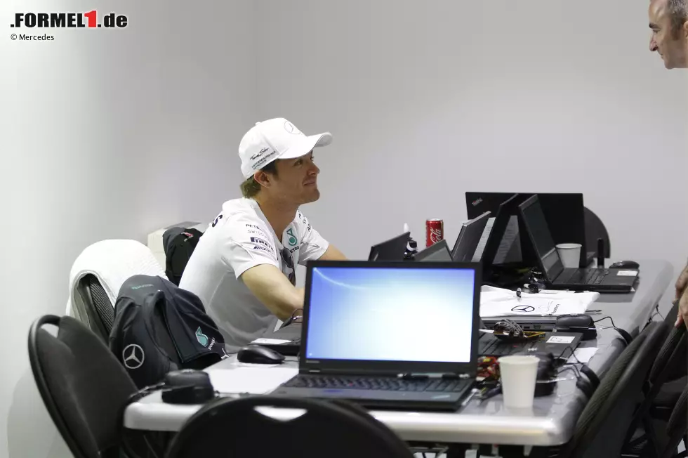 As (Spanien): "Mercedes ist die Exzellenz, Ferrari die Inkompetenz. Hamilton das Genie, Hamilton die Legende - wenn jemand die Ära von Sebastian Vettel und Red Bull beenden konnte, dann musste es Hamilton sein. In Yas-Marina dachte mancher an eine unmögliche Aufholjagd von Nico Rosberg, doch am Ende lief alles ganz anders, als der Deutsche es sich gewünscht hätte." Foto zur News: As (Spanien): "Mercedes ist die Exzellenz, Ferrari die Inkompetenz. Hamilton das Genie, Hamilton die Legende - wenn jemand die Ära von Sebastian Vettel und Red Bull beenden konnte, dann musste es Hamilton sein. In Yas-Marina dachte mancher an eine unmögliche Aufholjagd von Nico Rosberg, doch am Ende lief alles ganz anders, als der Deutsche es sich gewünscht hätte."