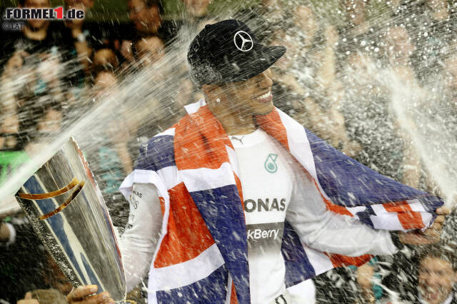 Foto zur News: Ende der Achterbahnfahrt: Lewis Hamilton bejubelt in Abu Dhabi seinen zweiten WM-Titel. Das Duell gegen seinen Stallrivalen Nico Rosberg bezeichnet er später als "vielleicht noch härter" als 2007 gegen seinen damaligen Intimfeind Fernando Alonso. Wir nehmen die Schlüsselereignisse im Titelduell unter die Lupe.