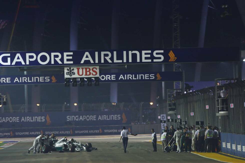 Foto zur News: Negativ läuft es in Singapur für Rosberg: Ein versehentlich nicht entferntes Putzmittel in der Lenksäule lässt die Elektronik verrückt spielen, und er muss aufgeben. Hamilton siegt - es steht plötzlich wieder 241:238.
