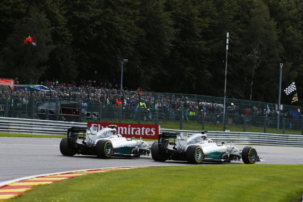Foto zur News: ...wird kurz nach dem Start Realität. Rosberg gibt beim Versuch, Hamilton am Ende der Kemel-Geraden zu überholen, nicht nach. Eine Reaktion auf die bisherigen Duelle der beiden, wo Hamilton ebenfalls wenig Rücksicht nahm. Die beiden berühren sich und Rosberg schlitzt...