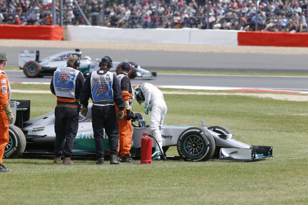 Foto zur News: ... Rosberg lange wie der Sieger aus, doch Hamilton macht Druck und sein Stallrivale scheidet mit Getriebeschaden aus.