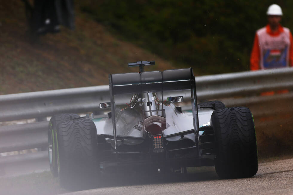 Foto zur News: Auf feuchter Piste rutscht Hamilton nach dem Start aus und kracht beinahe in die Leitplanken. Doch der verrückte Rennverlauf und das Safety-Car bringen ihn wieder in eine aussichtsreiche Position, während Rosberg der sicher geglaubte Sieg...