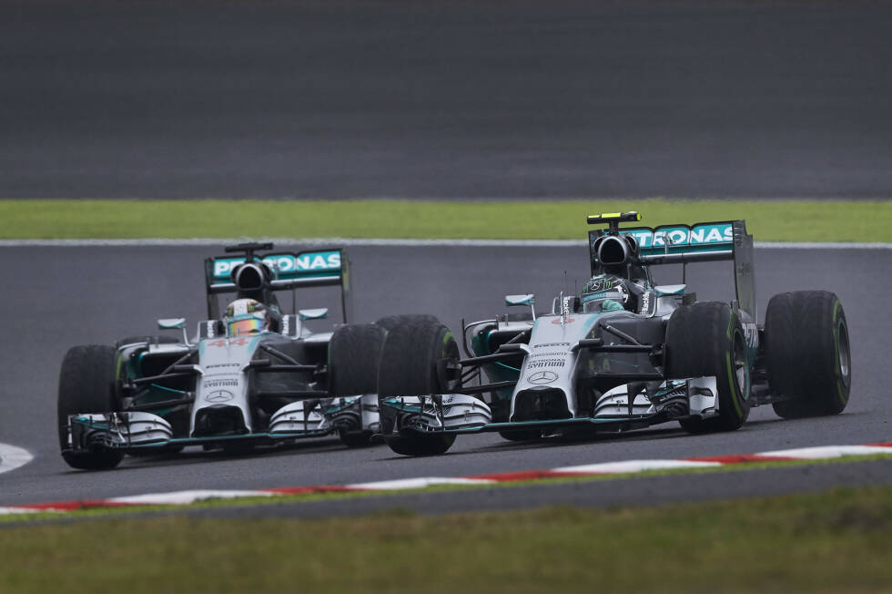 Foto zur News: Hamilton nutzt das Momentum und attackiert in Suzuka den führenden, aber langsameren Rosberg. Im Schatten des tragischen Unfalls von Jules Bianchi siegt er und geht in der WM mit 266:256 in Führung.