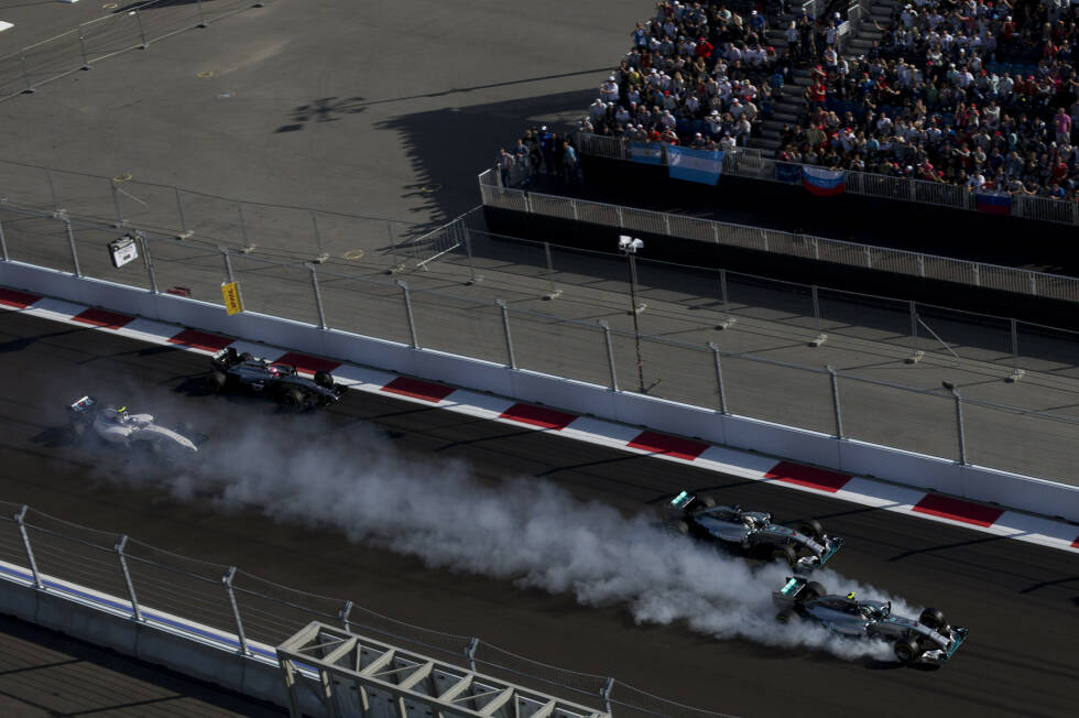 Foto zur News: In Sotschi verschätzt sich Rosberg komplett. Sein Versuch, Pole-Setter Hamilton beim Start auszubremsen, scheitert, er muss früh Reifen wechseln. Seine Aufholjagd von ganz hinten endet auf Platz zwei, der Teamkollege gewinnt erneut.