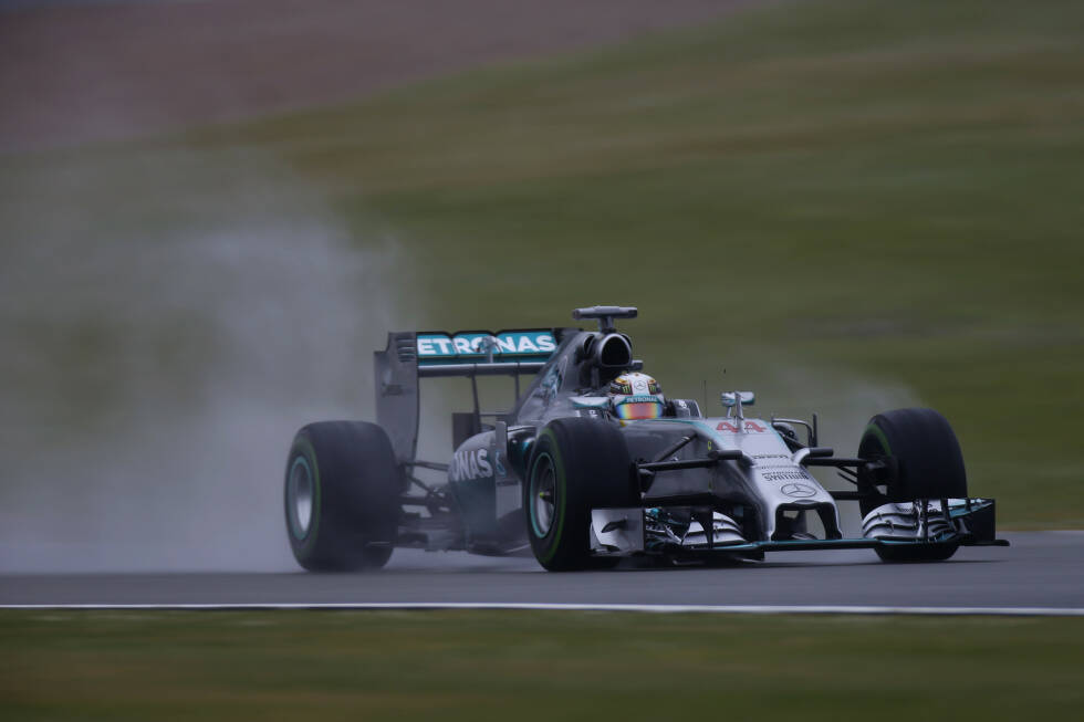 Foto zur News: Nächster Dämpfer für Hamilton ausgerechnet beim Heimrennen in Silverstone: Im Qualifying unterschätzt er die Streckenverhältnisse, verzichtet auf den letzten Versuch, schenkt Rosberg die Pole und muss von Platz sechs losfahren. Auch im Rennen sieht...