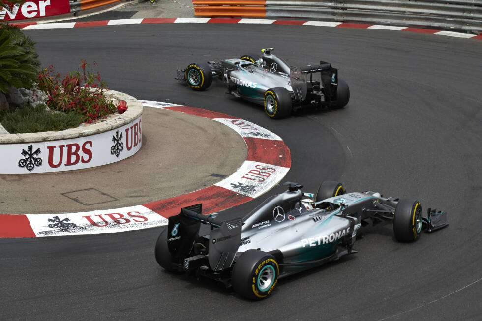 Foto zur News: Im überholfeindlichen Leitplankenkanal hat Hamilton keine Chance, an Rosberg vorbeizugehen und ist nach dem Rennen als Zweiter...