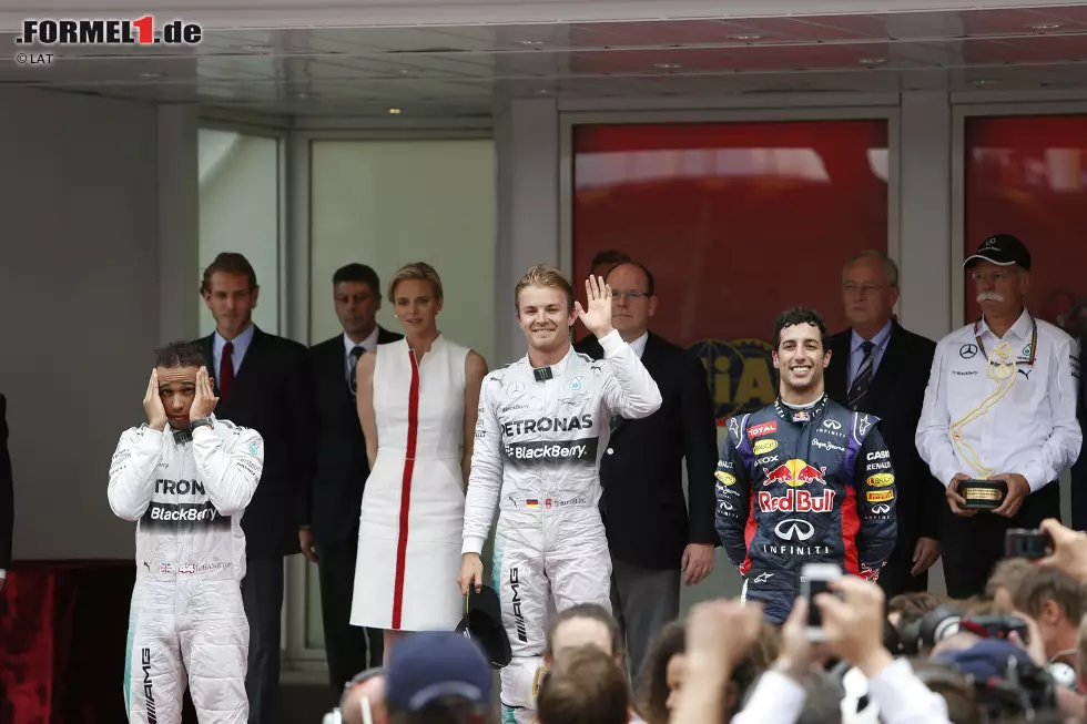 ...zu Tode betrübt. Seit diesem Rennen ist Hamilton klar: "Nico würde alles tun, um mich zu besiegen." In der WM führt Rosberg mit 122:118. Foto zur News: ...zu Tode betrübt. Seit diesem Rennen ist Hamilton klar: "Nico würde alles tun, um mich zu besiegen." In der WM führt Rosberg mit 122:118.