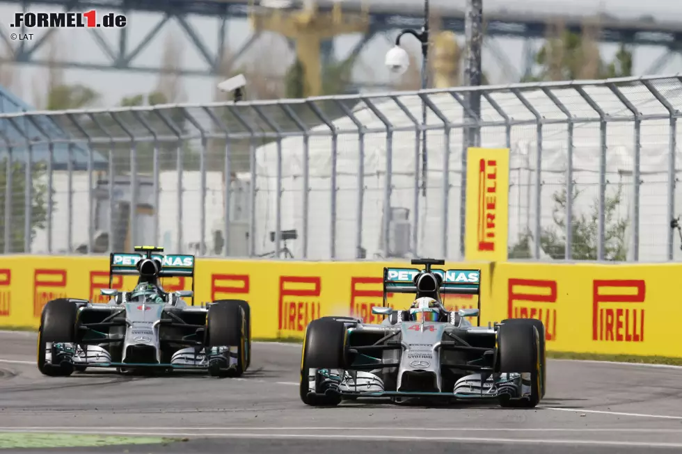 In Kanada spielt das Wunderauto Mercedes verrückt: Bei Hamilton und Rosberg gibt das Energierückgewinnungssystem zur gleichen Zeit den Geist auf, wodurch die Hinterbremse über Gebühr belastet wird. Hamilton scheidet deswegen aus, während Rosberg seine Klasse beweist und das Auto mit guten Rundenzeiten irgendwie ins Ziel trägt. Nur Daniel Ricciardo... Foto zur News: In Kanada spielt das Wunderauto Mercedes verrückt: Bei Hamilton und Rosberg gibt das Energierückgewinnungssystem zur gleichen Zeit den Geist auf, wodurch die Hinterbremse über Gebühr belastet wird. Hamilton scheidet deswegen aus, während Rosberg seine Klasse beweist und das Auto mit guten Rundenzeiten irgendwie ins Ziel trägt. Nur Daniel Ricciardo...
