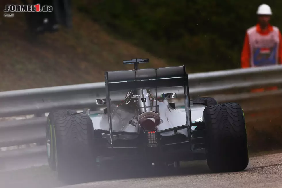 Auf feuchter Piste rutscht Hamilton nach dem Start aus und kracht beinahe in die Leitplanken. Doch der verrückte Rennverlauf und das Safety-Car bringen ihn wieder in eine aussichtsreiche Position, während Rosberg der sicher geglaubte Sieg... Foto zur News: Auf feuchter Piste rutscht Hamilton nach dem Start aus und kracht beinahe in die Leitplanken. Doch der verrückte Rennverlauf und das Safety-Car bringen ihn wieder in eine aussichtsreiche Position, während Rosberg der sicher geglaubte Sieg...