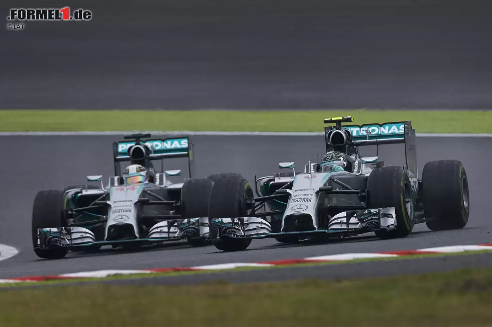 Hamilton nutzt das Momentum und attackiert in Suzuka den führenden, aber langsameren Rosberg. Im Schatten des tragischen Unfalls von Jules Bianchi siegt er und geht in der WM mit 266:256 in Führung. Foto zur News: Hamilton nutzt das Momentum und attackiert in Suzuka den führenden, aber langsameren Rosberg. Im Schatten des tragischen Unfalls von Jules Bianchi siegt er und geht in der WM mit 266:256 in Führung.
