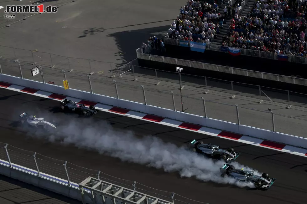 In Sotschi verschätzt sich Rosberg komplett. Sein Versuch, Pole-Setter Hamilton beim Start auszubremsen, scheitert, er muss früh Reifen wechseln. Seine Aufholjagd von ganz hinten endet auf Platz zwei, der Teamkollege gewinnt erneut. Foto zur News: In Sotschi verschätzt sich Rosberg komplett. Sein Versuch, Pole-Setter Hamilton beim Start auszubremsen, scheitert, er muss früh Reifen wechseln. Seine Aufholjagd von ganz hinten endet auf Platz zwei, der Teamkollege gewinnt erneut.