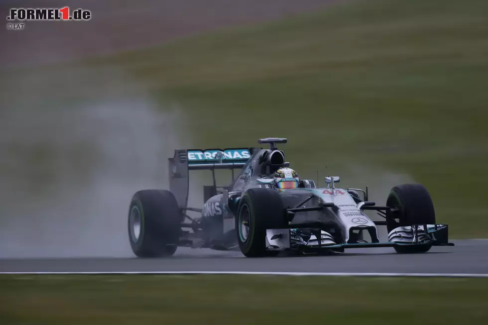 Nächster Dämpfer für Hamilton ausgerechnet beim Heimrennen in Silverstone: Im Qualifying unterschätzt er die Streckenverhältnisse, verzichtet auf den letzten Versuch, schenkt Rosberg die Pole und muss von Platz sechs losfahren. Auch im Rennen sieht... Foto zur News: Nächster Dämpfer für Hamilton ausgerechnet beim Heimrennen in Silverstone: Im Qualifying unterschätzt er die Streckenverhältnisse, verzichtet auf den letzten Versuch, schenkt Rosberg die Pole und muss von Platz sechs losfahren. Auch im Rennen sieht...