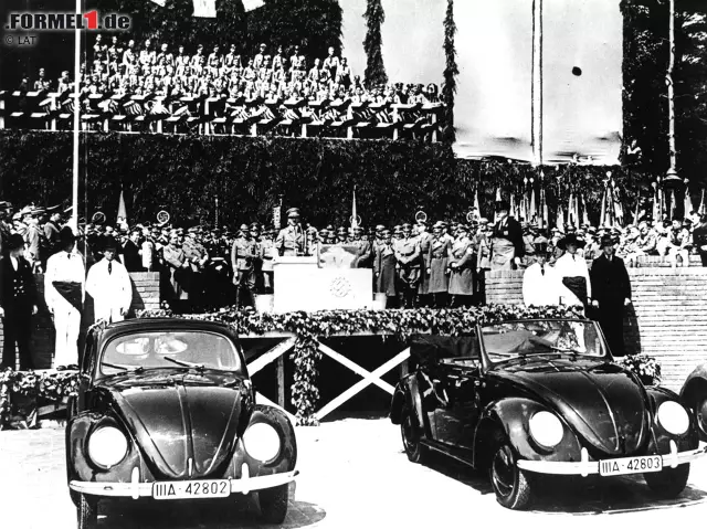 Einen großen Aufschrei verursachen Ecclestones Kommentare bezüglich Adolf Hitler. Den Diktator lobt er 2009 in einem Interview mit der 'Times': "Es ist wahrscheinlich schrecklich, das zu sagen, aber abgesehen davon, dass Hitler (...) überzeugt werden musste, Dinge zu tun, von denen ich keine Ahnung habe, ob er sie eigentlich wollte oder nicht, konnte er viele Menschen befehligen und etwas auf die Beine stellen." Der damalige baden-württembergische Ministerpräsident Günther Oettinger erscheint daraufhin nicht zu einem Treffen. Erneut muss sich der Brite entschuldigen. Foto zur News: Einen großen Aufschrei verursachen Ecclestones Kommentare bezüglich Adolf Hitler. Den Diktator lobt er 2009 in einem Interview mit der 'Times': "Es ist wahrscheinlich schrecklich, das zu sagen, aber abgesehen davon, dass Hitler (...) überzeugt werden musste, Dinge zu tun, von denen ich keine Ahnung habe, ob er sie eigentlich wollte oder nicht, konnte er viele Menschen befehligen und etwas auf die Beine stellen." Der damalige baden-württembergische Ministerpräsident Günther Oettinger erscheint daraufhin nicht zu einem Treffen. Erneut muss sich der Brite entschuldigen.