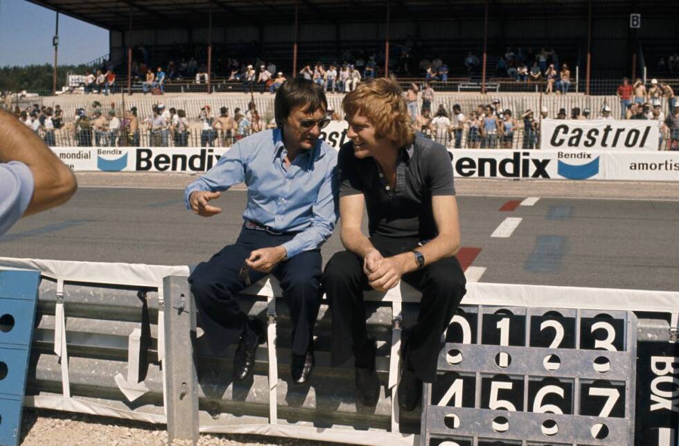 Foto zur News: Ecclestone geht als großer Sieger hervor, schließlich sichert er sich die Fernsehrechte und treibt die kommerzielle Vermarktung der Königsklasse beispiellos voran. Als Rechtsberater bei Brabham und bei der FOCA ist schon damals Max Mosley an seiner Seite. Die beiden gewinnen auch an Einfluss bei der FIA.