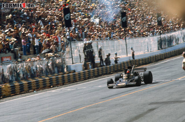Die Geschichte des Formel-1-Grand-Prix von Brasilien reicht bis ins Jahr 1972 zurück. Auf dem acht Kilometer langen Kurs von Interlagos wird am 30. März ein Demorennen abgehalten, weil die FIA den neuen Kandidaten vor der Aufnahme in den Kalender testen möchte. Als erster Gewinner trägt sich Carlos Reutemann in die Siegerlisten ein (mit einem Helmut Marko auf Platz vier!), doch erster offizieller Sieger wird ein Jahr später zur Freude der Fans Emerson Fittipaldi. Seit damals gehört Brasilien ohne Pause zum Formel-1-Kalender. Die Geschichte des Formel-1-Grand-Prix von Brasilien reicht bis ins Jahr 1972 zurück. Auf dem acht Kilometer langen Kurs von Interlagos wird am 30. März ein Demorennen abgehalten, weil die FIA den neuen Kandidaten vor der Aufnahme in den Kalender testen möchte. Als erster Gewinner trägt sich Carlos Reutemann in die Siegerlisten ein (mit einem Helmut Marko auf Platz vier!), doch erster offizieller Sieger wird ein Jahr später zur Freude der Fans Emerson Fittipaldi. Seit damals gehört Brasilien ohne Pause zum Formel-1-Kalender.