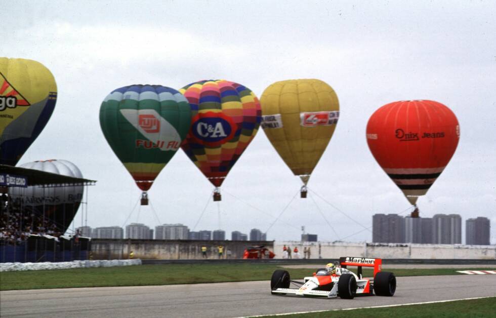 Foto zur News: Die folgenden fünf Jahre werden zur großen Alain-Prost-Show. Der Franzose siegt viermal, einzig Nelson Piquet kann ihm 1986 in die Parade fahren. Doch die Augen sind zu dieser Zeit längst bei Ayrton Senna, der die Massen begeistert. Hinter Piquet holt Senna 1986 sein erstes Heimpodium, 1988 soll der erste Sieg folgen, doch die Pole-Position bringt dem McLaren-Piloten kein Glück. Schon in der Aufwärmrunde streikt sein Bolide, nach einem Startabbruch wechselt er ins Ersatzauto - und wird deswegen disqualifiziert.