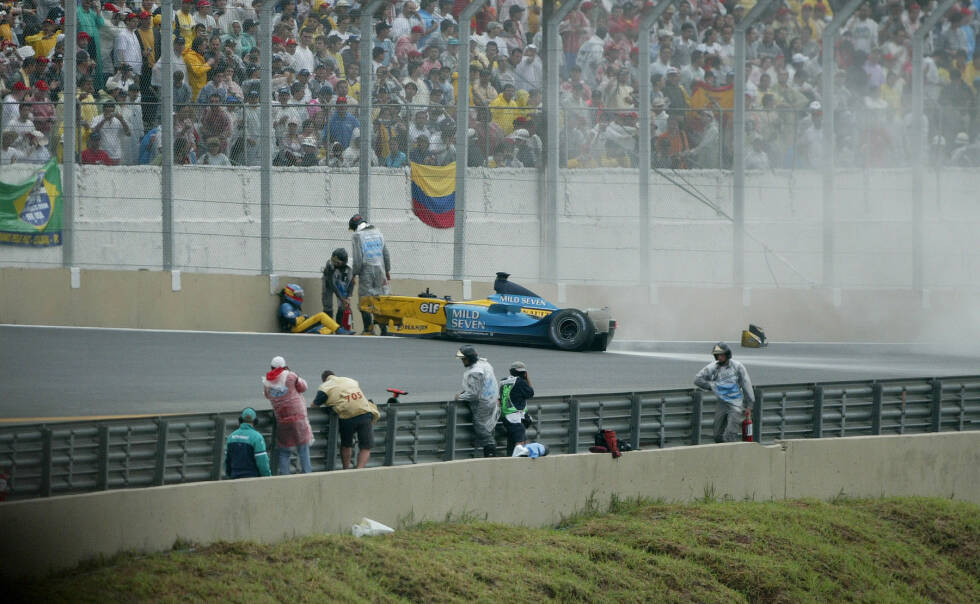 Foto zur News: Der Grand Prix 2003 geht in die Geschichte ein. Bei strömendem Regen fliegen in der Curva do Sol reihenweise Fahrer ab - unter anderem Schumacher und Montoya. Auch in den anderen Kurven kracht es gewaltig. Und weil am Ende Fernando Alonso (Renault) den Trümmern des zuvor abgeflogenen Mark Webber (Jaguar) nicht ausweichen kann, wird das Rennen schließlich abgebrochen. Alonso wird als Dritter gewertet, steht aber nicht auf dem Podest, doch es wird noch kurioser...