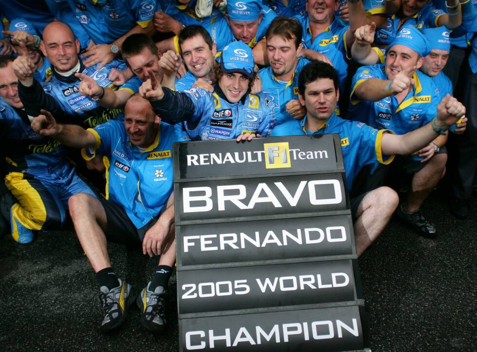 Foto zur News: 2005 holt sich Fernando Alonso in Interlagos seinen ersten WM-Titel. Dem Spanier genügt ein dritter Platz hinter Juan Pablo Montoya und Titelrivale Kimi Räikkönen, um sich die Krone vorzeitig aufzusetzen. Ein Jahr später feiert der Spanier an gleicher Stelle auch seinen zweiten Titel. Sein Gegner damals...