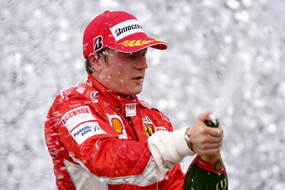 Foto zur News: Seinem Nachfolger Kimi Räikkönen gelingt es im folgenden Jahr besser. Der &quot;Iceman&quot; geht zwar mit sieben Punkten Rückstand nur als Dritter in das WM-Finale, doch weil Teamkollege Felipe Massa ihm den Sieg schenkt, reicht es für den Finnen mit einem Punkt Vorsprung vor Lewis Hamilton und Fernando Alonso zum bislang einzigen Titel in seiner Karriere.