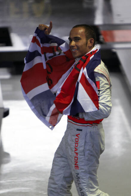 Foto zur News: Doch 2008 wird das Rennen noch einmal getoppt! In einem wahren Herzschlagfinale gewinnt Lewis Hamilton den Titel. Der Brite hat die Krone eigentlich schon verloren, als Sebastian Vettel wenige Runden vor dem Ziel an ihm vorbeigeht, doch in der allerletzten Kurve kann sich der McLaren-Pilot Timo Glock schnappen, der auf Slicks keine Chance mehr hat. Noch nie wurde eine WM so spät entschieden!