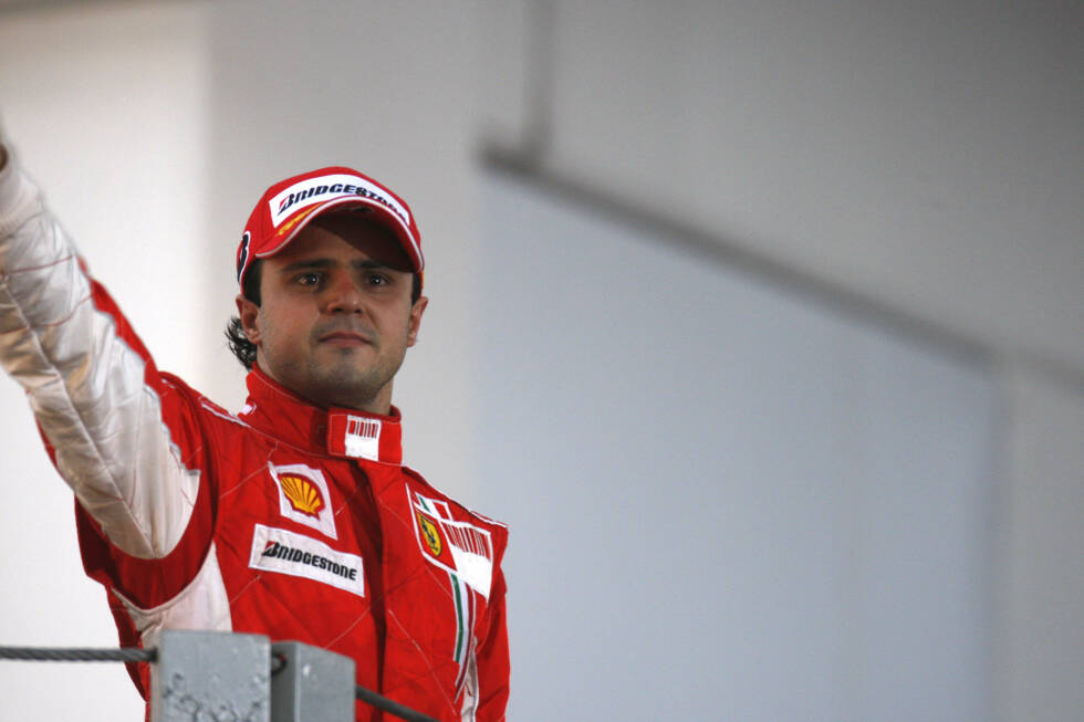 Foto zur News: Leidtragender ist Felipe Massa, der das Rennen zwar bereits zum zweiten Mal gewinnen kann und kurzzeitig Weltmeister ist, den Titel aber noch entrissen bekommt. Unvergessen sind seine stolzen Tränen auf dem Podest und die Bilder aus der Ferrari-Box, wo die Crew bereits am Feiern ist, bevor Hamilton den Traum platzen lässt. Für Massa sollte es bislang der letzte Sieg bleiben.