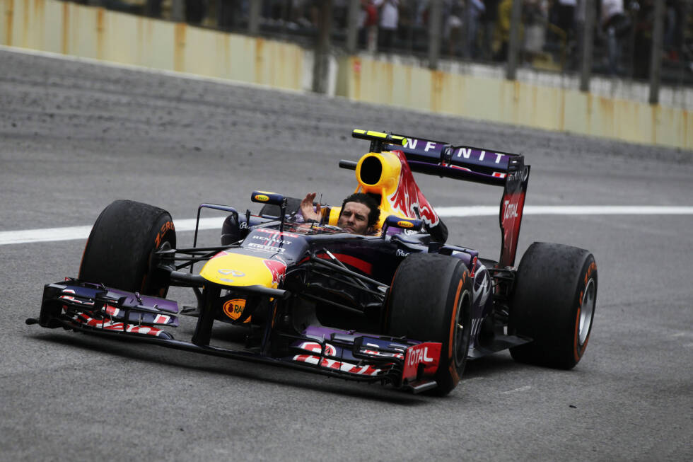 Foto zur News: 2013 sagt ein weiterer Name &quot;Goodbye&quot;. Mark Webber fährt in Sao Paulo sein letztes Formel-1-Rennen und genießt die Auslaufrunde auf seine Weise. Der Sieg ist ihm allerdings nicht vergönnt: Hinter Teamkollege Sebastian Vettel wird er Zweiter.