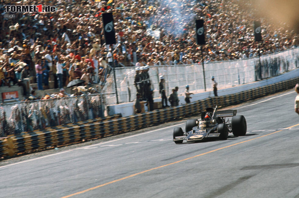 Die Geschichte des Formel-1-Grand-Prix von Brasilien reicht bis ins Jahr 1972 zurück. Auf dem acht Kilometer langen Kurs von Interlagos wird am 30. März ein Demorennen abgehalten, weil die FIA den neuen Kandidaten vor der Aufnahme in den Kalender testen möchte. Als erster Gewinner trägt sich Carlos Reutemann in die Siegerlisten ein (mit einem Helmut Marko auf Platz vier!), doch erster offizieller Sieger wird ein Jahr später zur Freude der Fans Emerson Fittipaldi. Seit damals gehört Brasilien ohne Pause zum Formel-1-Kalender. Die Geschichte des Formel-1-Grand-Prix von Brasilien reicht bis ins Jahr 1972 zurück. Auf dem acht Kilometer langen Kurs von Interlagos wird am 30. März ein Demorennen abgehalten, weil die FIA den neuen Kandidaten vor der Aufnahme in den Kalender testen möchte. Als erster Gewinner trägt sich Carlos Reutemann in die Siegerlisten ein (mit einem Helmut Marko auf Platz vier!), doch erster offizieller Sieger wird ein Jahr später zur Freude der Fans Emerson Fittipaldi. Seit damals gehört Brasilien ohne Pause zum Formel-1-Kalender.