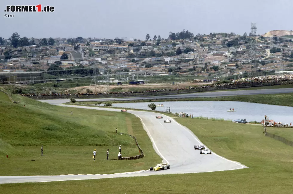 Foto zur News: Doch auch in Interlagos wird die Formel 1 nach ihrer Rückkehr nicht glücklich. Das Rennen 1980 steht auf der Kippe, weil einige Fahrer den Lauf aufgrund von Sicherheitsbedenken boykottieren wollen - der Kurs ist schon damals für seine Buckel bekannt. Obwohl Jody Scheckter und seine Kollegen fast Erfolg haben, geht das Rennen schließlich doch über die Bühne. Nach 40 Runden siegt Rene Arnoux, die Formel 1 kehrt Interlagos danach erst einmal den Rücken zu.