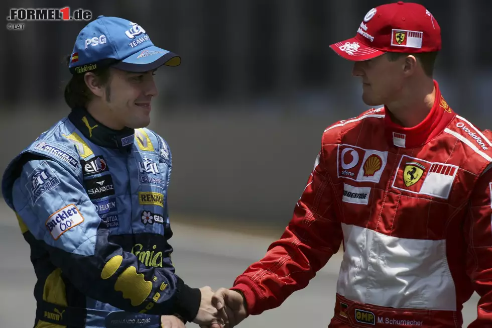 ...Michael Schumacher. Der Kerpener muss nach seinem Aus beim Japan-Grand-Prix Punkte gutmachen, doch ausgerechnet Alonso-Teamkollege Giancarlo Fisichella schlitzt ihm den Hinterreifen auf und zerstört auch die letzte Hoffnung. Nach dem Rennen ist für den Ferrari-Piloten Schluss: Er hängt seinen Helm das erste Mal an den Nagel. Foto zur News: ...Michael Schumacher. Der Kerpener muss nach seinem Aus beim Japan-Grand-Prix Punkte gutmachen, doch ausgerechnet Alonso-Teamkollege Giancarlo Fisichella schlitzt ihm den Hinterreifen auf und zerstört auch die letzte Hoffnung. Nach dem Rennen ist für den Ferrari-Piloten Schluss: Er hängt seinen Helm das erste Mal an den Nagel.